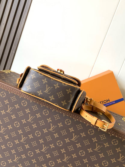 Cargo Wearable Wallet In Monogram Archive Canvas