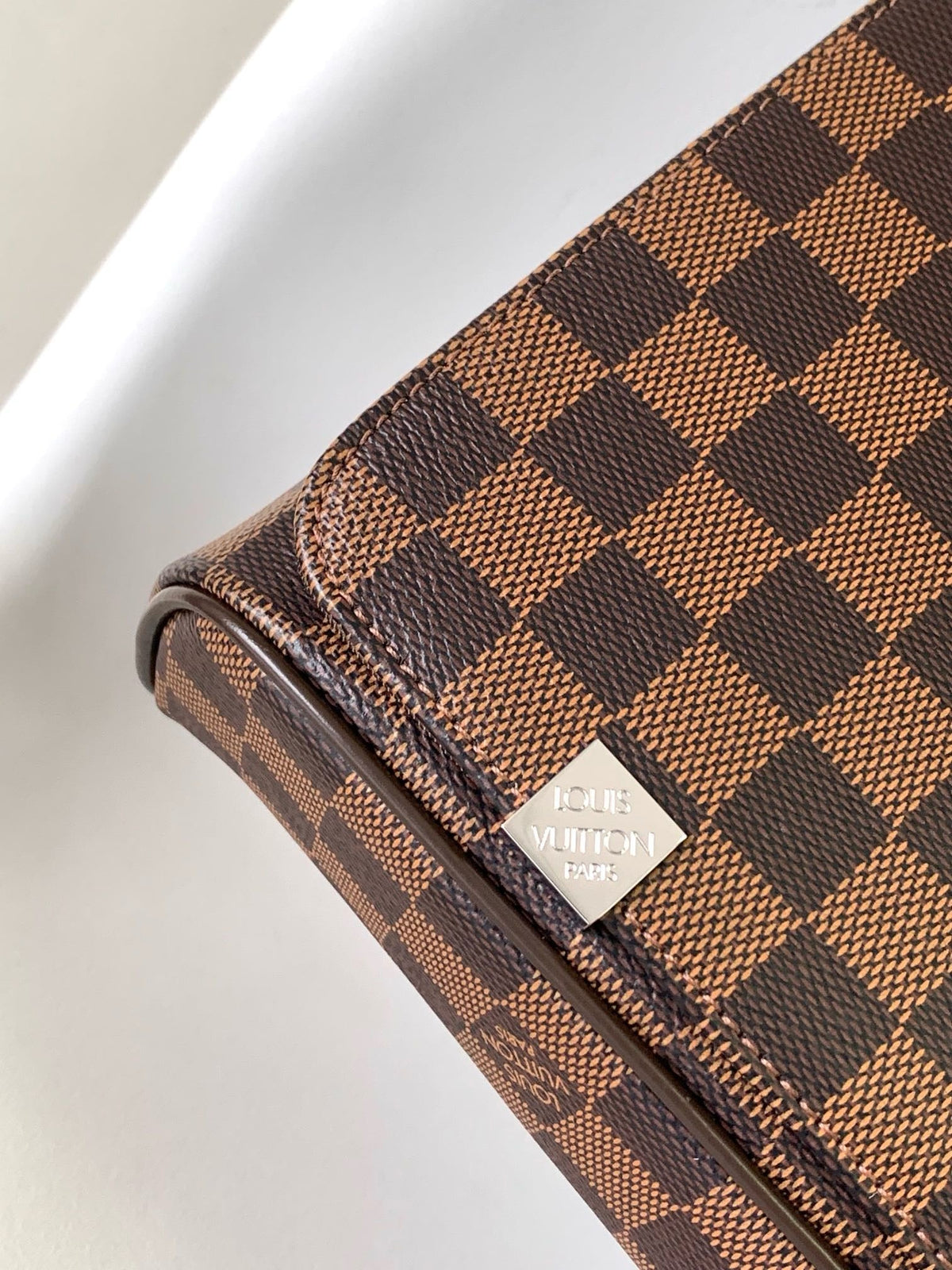 Damier Ebene District Messenger Bag