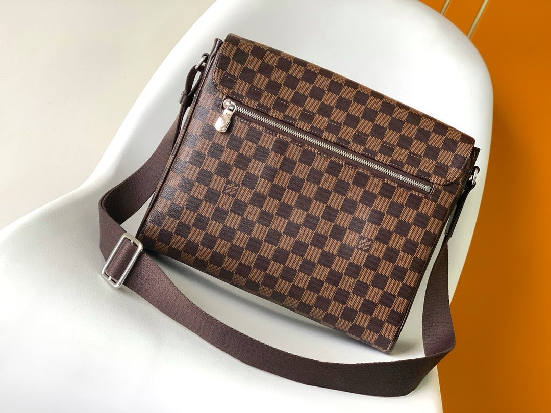 Damier Ebene District Messenger Bag