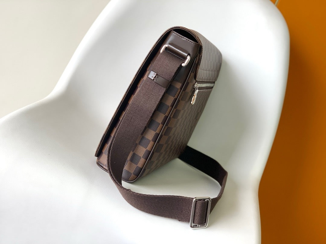 Damier Ebene District Messenger Bag