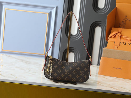 Pochette Gold Chain Shoulder Bag