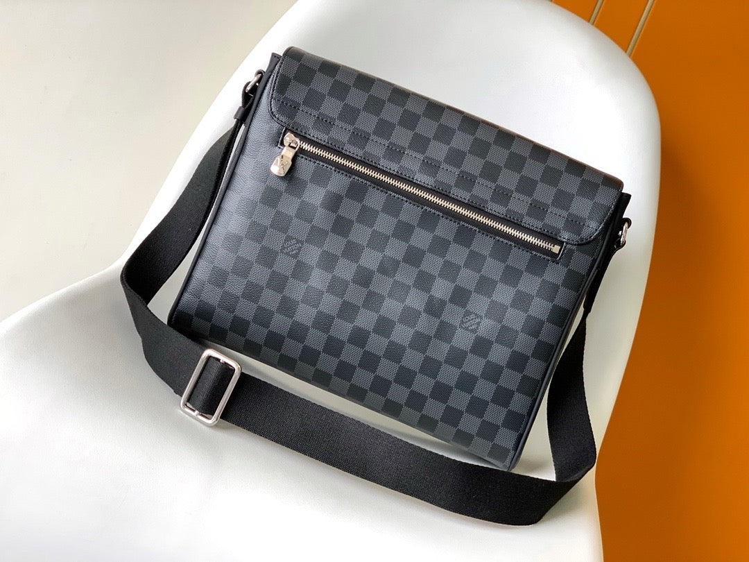 District Messenger Bag With Iconic Black And Gray Damier Graphite