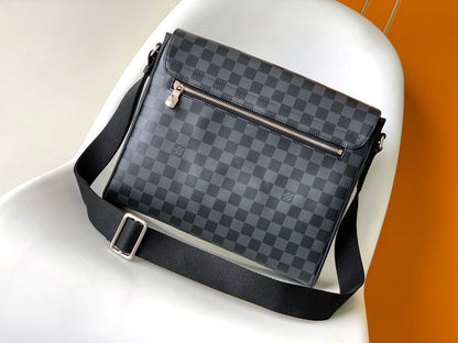 District Messenger Bag With Iconic Black And Gray Damier Graphite