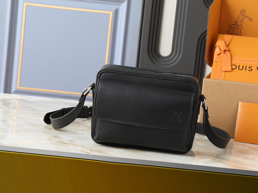 Boarding Messenger Bag