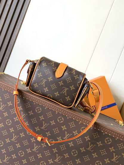Cargo Wearable Wallet In Monogram Archive Canvas