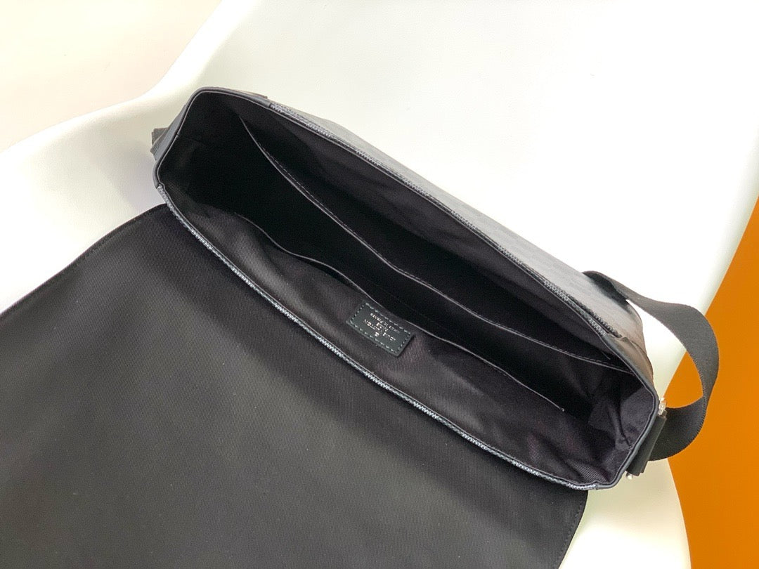 District Messenger Bag With Iconic Black And Gray Damier Graphite