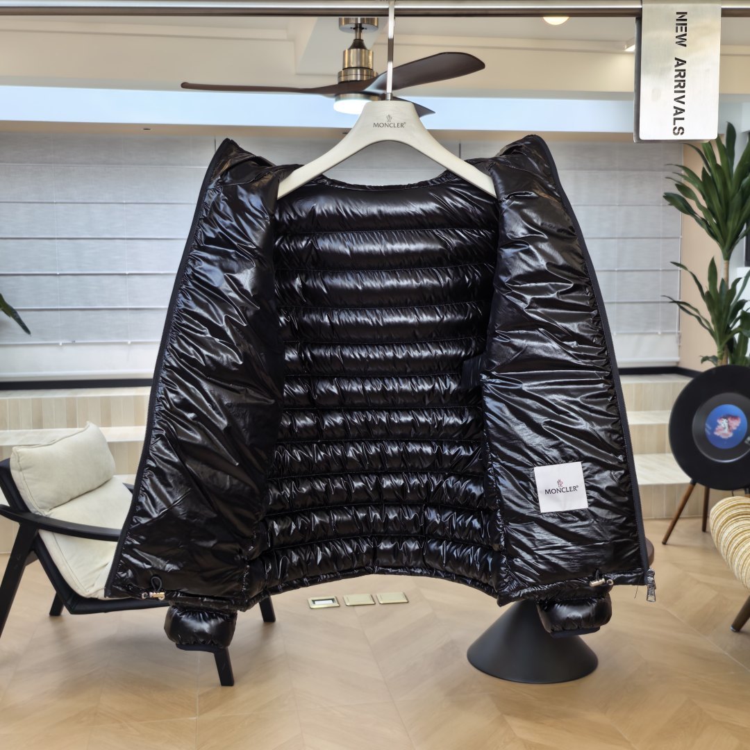 Glossy Black Bady Hooded Short Down Jacket