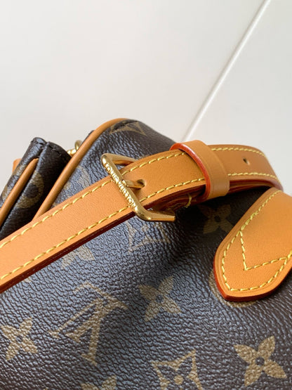 Cargo Wearable Wallet In Monogram Archive Canvas