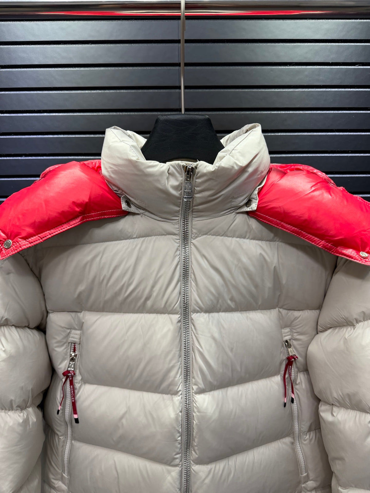 Poirier Puffer Jacket In White And Red