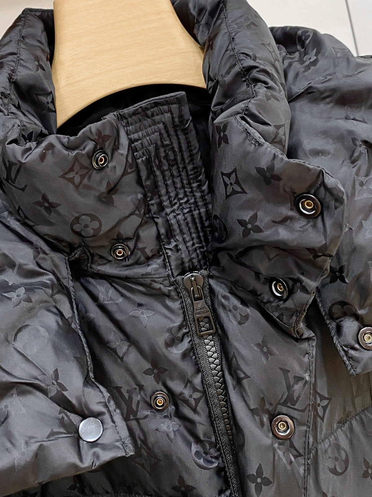 LV Down Blousun In Black