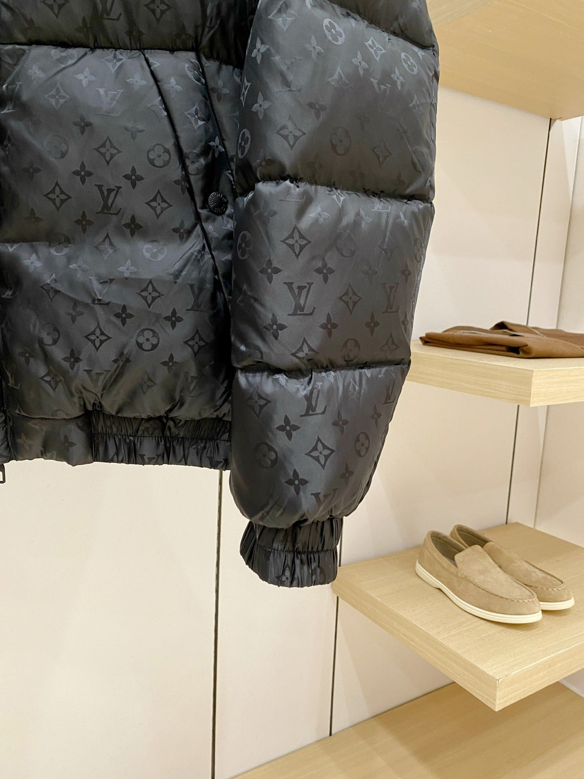 LV Down Blousun In Black