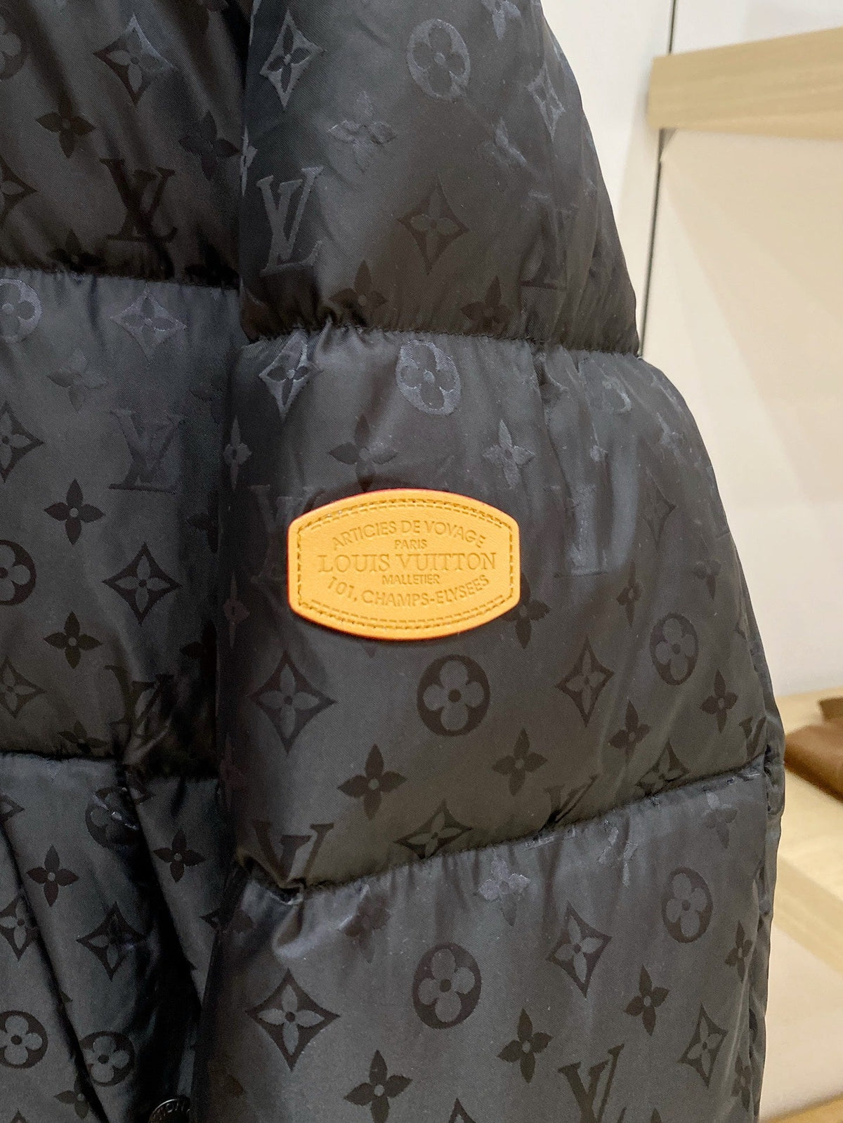 LV Down Blousun In Black
